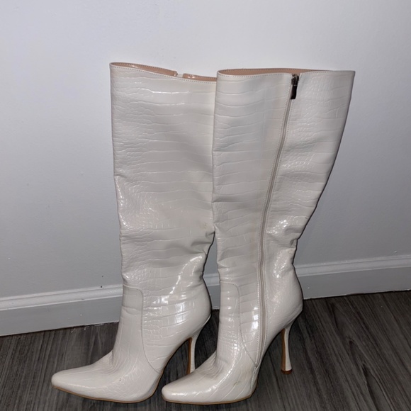White Croc Point Toe Flare High Heeled Knee Boots PrettyLittleThing - Picture 2 of 4